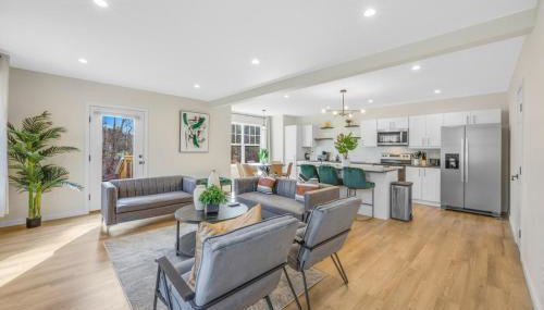 Spacious 5BR Home KING Bed Wi-Fi Parking - Photo 4