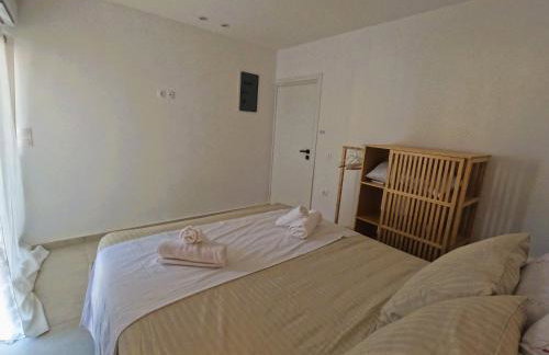 Stylish Rooftop Retreat with Hot Tub with Loutraki Beach - Foto 30