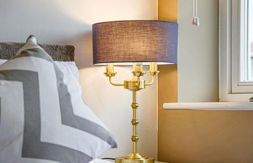 Luxury 5 Bedroom 3 Bathroom House - Smart TVs with Sky and Netflix, Super Fast WiFi, Free Parking by Yoko Property - Foto 28