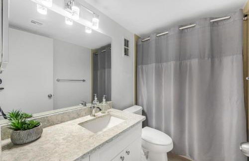 Walkout condo with beach access, pool and pickleball - Foto 25