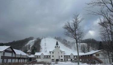 Cozy A-FrameKing BedSkiFire PitSchuss - Foto 3