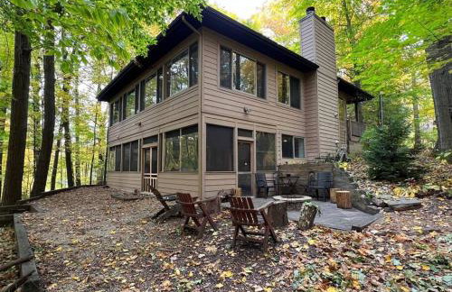 Woodshores Retreat - cozy retreat, hot tub, Lk MI - Photo 12