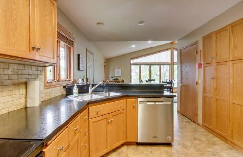 Sandy Beach Family Getaway with Fire Pit and Deck! - Foto 11