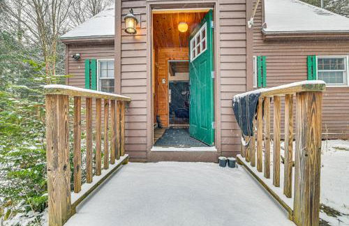 8 Mi to Mt Snow Cozy Bear Cabin with Hot Tub! - Foto 19