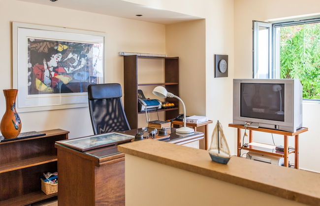 Absolute Villa by Stylish Stays - Photo 27