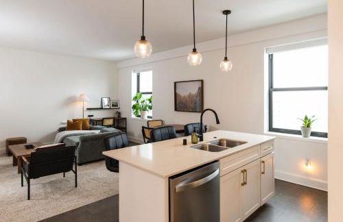 Luxury Downtown Apt with Parking, Gym, and Lap Pool - Foto 1