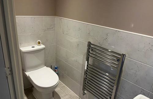 Brackley near Silverstone Grand Prix 3 double bed family home - Photo 8