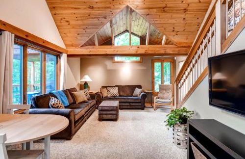 Waterfront Highland Lake Home with Deck and Dock - Foto 4