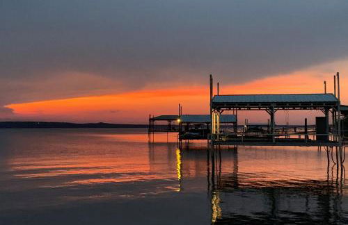 Lakefront Estate Stunning Views, Deck, Bar and Dock - Foto 2