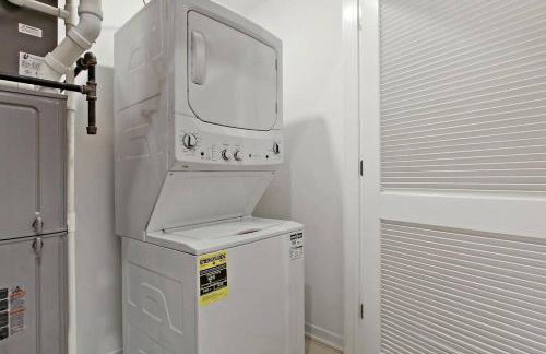 Elegant 2BR Apartment with In-Unit Laundry - Sheridan 102 - Photo 18