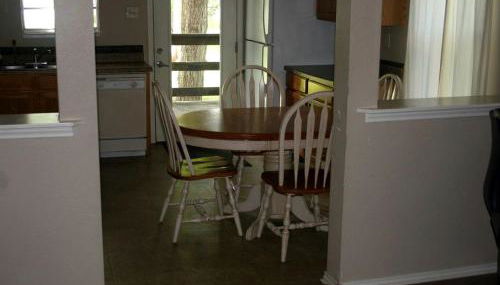 Spacious 10-Person Cabin Rental on Lake Dunlap near Austin, Texas - Foto 3