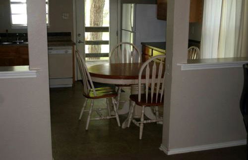 Spacious 10-Person Cabin Rental on Lake Dunlap near Austin, Texas - Foto 3