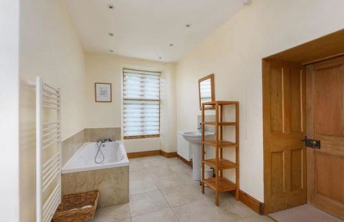 10 Bed Stunning House in village, with Hot Tub - Photo 22