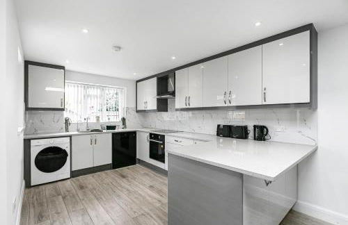 Spacious Detached House with 7 Beds Includes Ping Pong and Pool Table Sleeps 14 Free Parking - Foto 6