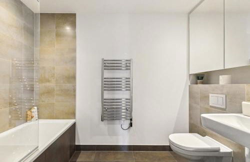 Luxury 3BR Apt Sleeps 10, Wembley & Park Views - Photo 26