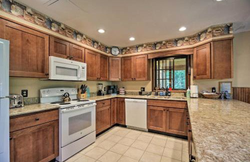 Lake Placid Chalet Deck and Forest Views! - Foto 9