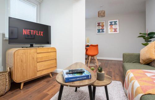 Cozy Waterfront Apartment - Free Parking & Wi-Fi - Photo 37