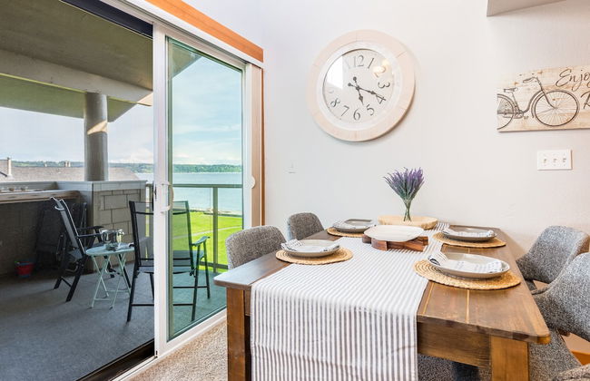 Coastal Chic Beach Condo by Avantstay Balcony - Photo 25