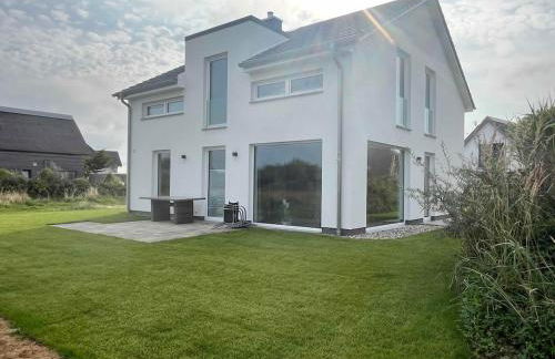 HausLIEBLINGSPLATZ - am Meer - Luxus Villa mit 4 Schlafzimmern, 3 Badezimmern Sauna, Kamin, Weber-Grill und Wallbox - Foto 17