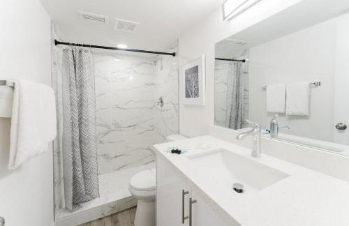 Boca Waterfront Oasis Walk to Beach with Pool, Hot Tub, Gym - Foto 47