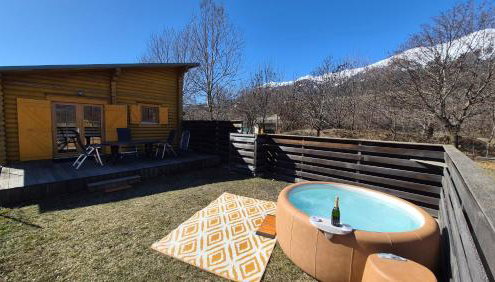 CHALET EN FUSTE, JACUZZI PRIVE, TERRASSE et VUE MONTAGNE DANS CAMPING 3 ETOILES - Foto 2