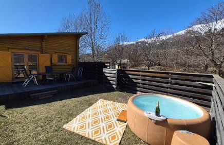 CHALET EN FUSTE, JACUZZI PRIVE, TERRASSE et VUE MONTAGNE DANS CAMPING 3 ETOILES - Foto 2