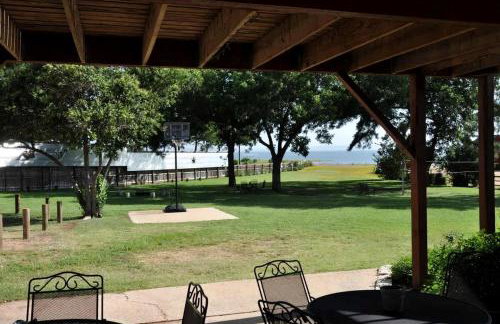 Spacious Lakefront Home with Beach Access and Sports Courts for Fun-Filled stays in Buchanan Dam, Texas - Foto 8