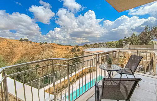 Achlades The Mountain Paradise Villas - Suite with a Private Jacuzzi, Pool, and a Balcony with an Amazing View! - Foto 14