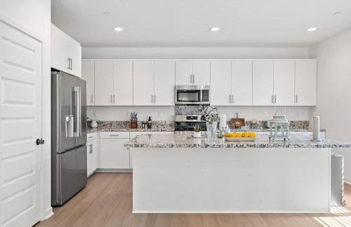 Spacious 5BR Getaway w Game Room & Modern Comfort - Photo 2