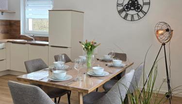 Großes Apartment mit Küche, Dusche, Badewanne, Balkon, Parkplatz vor dem Haus, schnelles Internet, ADA5 - Photo 2