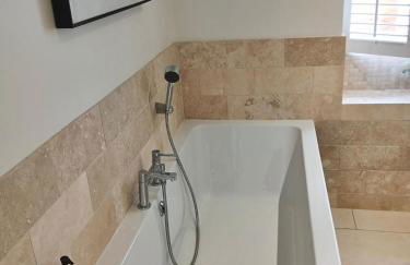 Cybil's Retreat - Renovated 2 bedroom house with enclosed garden - Photo 7