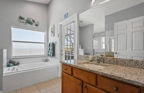 Wheelchair accessible Lakeview 4BR house with pool spa themed rooms game room - Foto 24