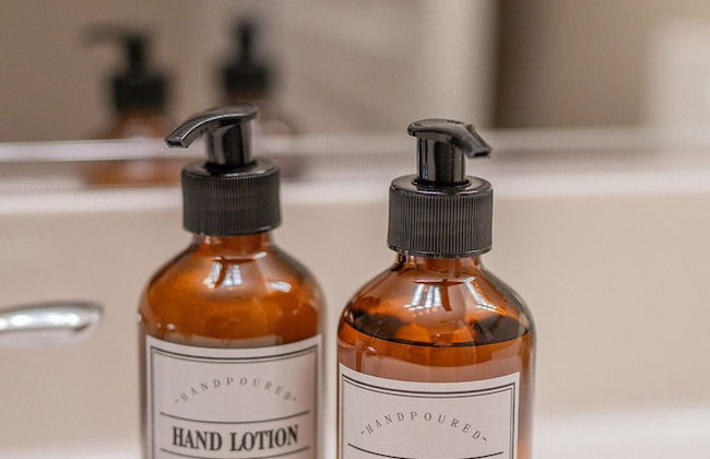 Cozy Hidden Gem - 3BR - 1Den w Backyard - Foto 28