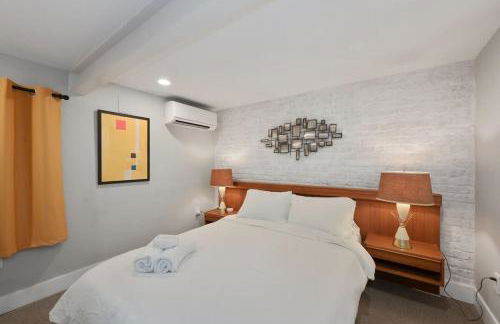 Massive Mid-Century Marvel 5 Bedrooms and Parking - Foto 27