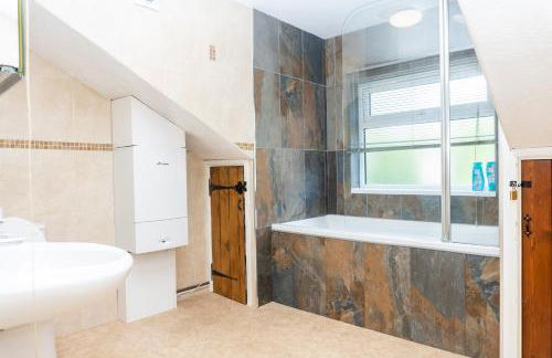 Cosy 3 Bed Cottage-Gloucester-Parking-Garden-Free Hot Tub Weekends-Work or Leisure - Foto 21