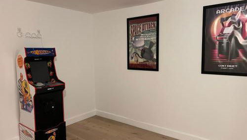 Starlight Lodge - 4 bedroom Barn with Hot Tub! - Foto 2, Game Room