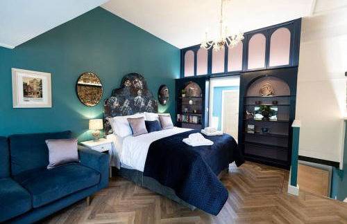 Central Medieval Grid Unique home with Gated parking - Foto 2