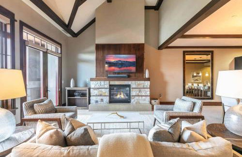 One Village Place 502 by East West Hospitality - Foto 1