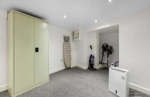 Group Friendly 2 Bed 2 Bath FREE PARKING for 2 Large Vans or up to 4 Cars Zone 2 Sleeps 10 Close to Central London and Zone 2 tube station - Photo 71