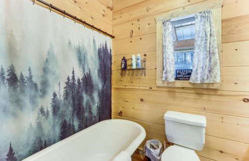 Newly Refreshed! Suches Cabin with Deck, Fire Pit - Foto 11