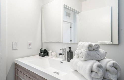 Classy 2BR-2BA Oasis Beach Pool Parking EV Station - Foto 19