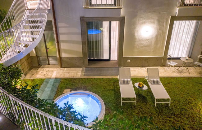 Luxury Suite with Garden and Jacuzzi - Photo 12