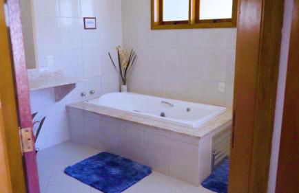 Belíssima Casa com extensa área externa - piscina, sauna, churrasqueira e campo de futebol - com 5 suítes e a 500 metros da Rua das Pedras - Foto 45