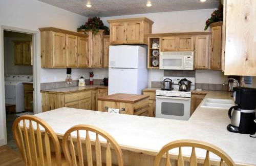 Off-The-Grid Cottage Rental with 360-Degree Mountain Views near Cascade, Idaho - Foto 3