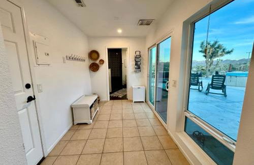 Epic Views, Huge House, Acres of J-Trees to explore, Hot Tub, Pool, AC, and Mini-Golf - Foto 33