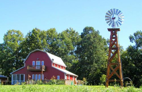 Beautifully Furnished Barn Getaway Located on a Sustainable Living Farm near Metropolis, Illinois - Photo 9