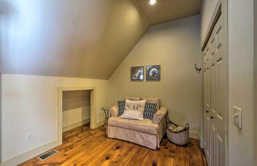 Luxe Green Barn Near Skiing with Mt Equinox Views! - Foto 7