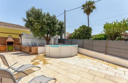 Bright 3BDR House with Pool by Lovelystay - Foto 27