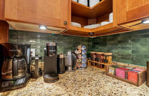 1920s Cottage | Hot Tub | Game Room | Fire Pit - Foto 19