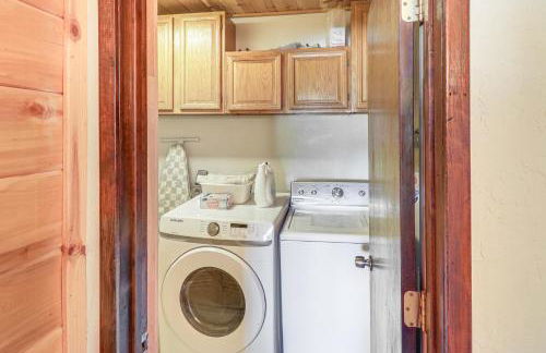 Hot Tub and Game Room! 30-Acre Vernon Retreat - Foto 25